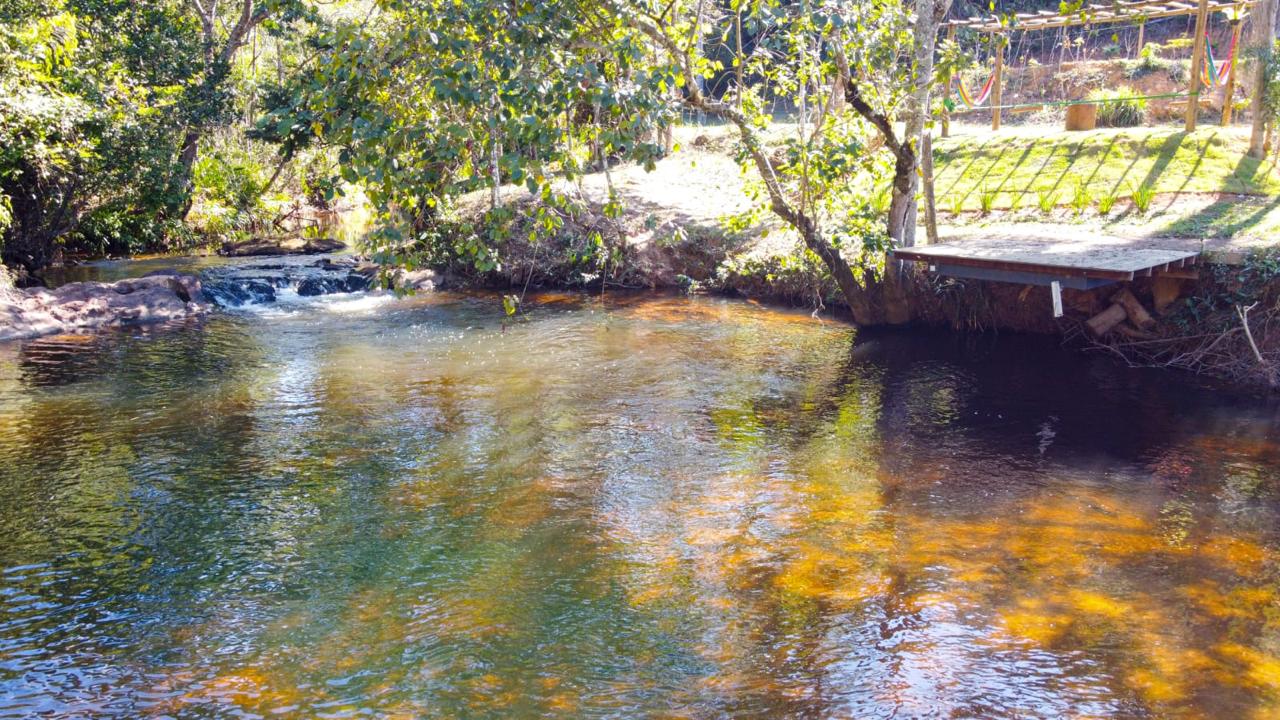 Rio com deck de madeira